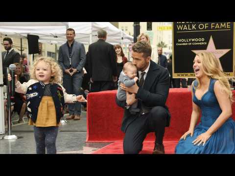 VIDEO : Ryan Reynolds, Blake Lively et leurs enfants font leur premire apparition publique en famil