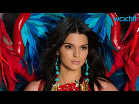 VIDEO : Kendall Jenner's Buys New Literature