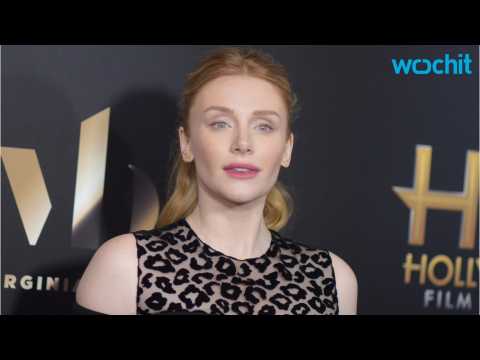 VIDEO : Bryce Dallas Howard Is Taking Her Heels Off For 'Jurassic World 2'