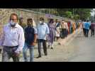 Covid: nouveau record de décès en Inde, foule dans les centres de vaccination