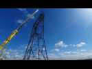 Gavrelle : levage d'un pylône sur l'autoroute de l'électricité