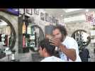 Au chalumeau et au hachoir, un Pakistanais propose des coupes de cheveux décoiffantes