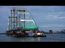 Transport par bateau spectaculaire d'un pont à Rotterdam