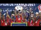 Foot: les joueurs du Losc reçoivent leur trophée de champions de France