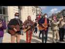 Manifestation 1er mai à Cholet : les intermittents du spectacle reprennent la chanson Danser encore