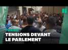 En Tunisie, des heurts éclatent devant le Parlement après le gel de ses activités