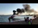 Un bateau en feu à Fréjus-plage