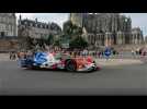 Une voiture de course des 24 heures parade dans le centre ville du Mans !