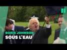 Boris Johnson ne sait toujours pas tenir un parapluie et ça fait rire les Anglais
