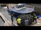 Les pompiers sécurisent le bateau victime d'une voie d'eau