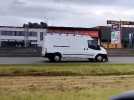 Un homme traîné sur le capot d'une camionnette