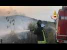 Italie : les pompiers luttent contre les flammes dans le sud du pays