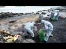Navire en feu: le nettoyage des plages sri-lankaises se poursuit