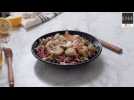 Salade de riz sauvage, grenade, feta et crevettes sautées