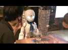 Japon : dans un bar de Tokyo, des robots au service