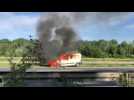Une voiture en feu sur l'autoroute A1