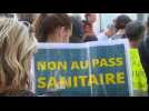 Pass sanitaire élargi: manifestation devant le Sénat à Paris
