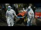 Indonésie: explosion des décès, des agents récupèrent les corps des victimes du Covid chez elles