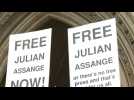 La compagne de Julian Assange demande l'abandon des poursuites