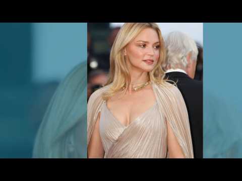 VIDEO : Festival de Cannes: Virginie Efira d?une beaut blouissante sur le tapis rouge