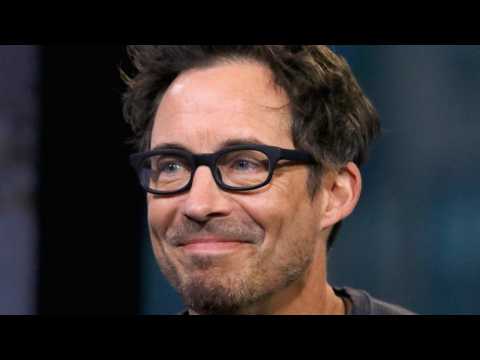 VIDEO : The Flash's Tom Cavanagh Spills on Directing His Costars & Creating the Look of Barry's Dark