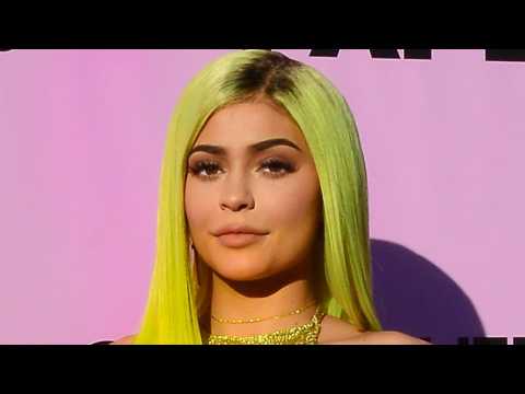 VIDEO : Kylie Jenner Has Pet Chickens