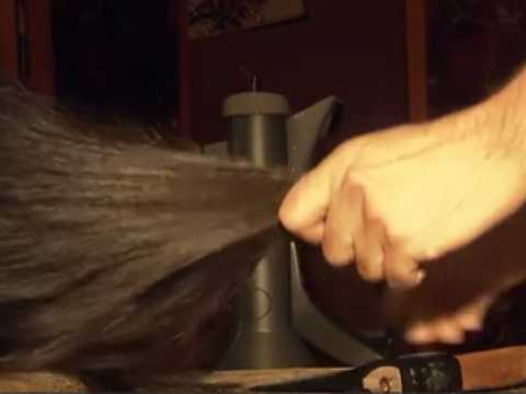 VIDEO : Public Buzz : Un coiffeur russe coupe les cheveux de ses clientes  la hache