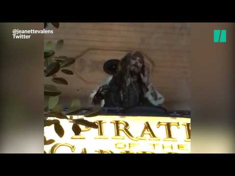 VIDEO : Dguis en Jack Sparrow, Johnny Depp surprend les visiteurs de Disneyland