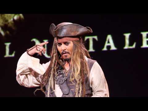 VIDEO : Johnny Depp Surprises Disneyland Guests