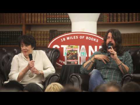 VIDEO : Dave Grohl's Mom Trading Rock Star Stories?