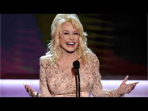 VIDEO : Dolly Parton distributes last checks to wildfire victims