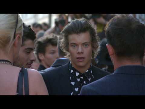 VIDEO : Harry Styles sparks dating rumours with food blogger
