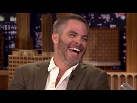 VIDEO : Chris Pine Sings & Delights On SNL