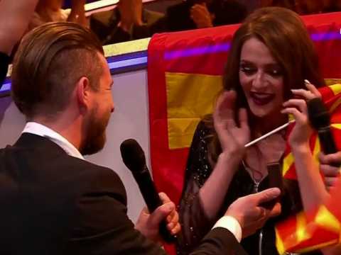 VIDEO : Public Buzz : Il demande en mariage une candidate de l'Eurovision en plein direct !
