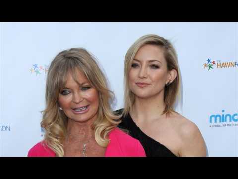 VIDEO : Goldie Hawn's Opinion On Kate Hudson's Fling With Nick Jona