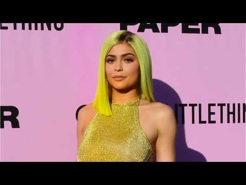 VIDEO : Kylie Jenner Swatches Her Lip Kits on Her Housekeeper's Arm