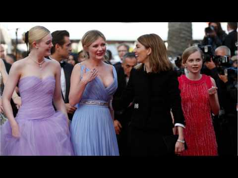 VIDEO : Kirsten Dunst Sheds Tears at Cannes Leads