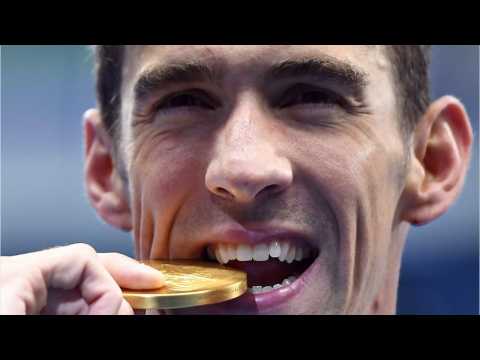 VIDEO : Michael Phelps Takes On 