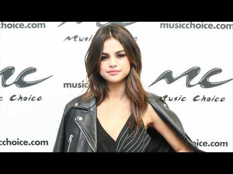 VIDEO : Selena Gomez Goes Blonde In 