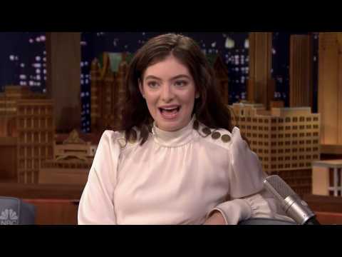 VIDEO : Lorde Is An Onion Ring Reviewer?