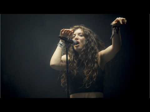 VIDEO : ????????Lorde Invites NYC Fan to Be Her Guest