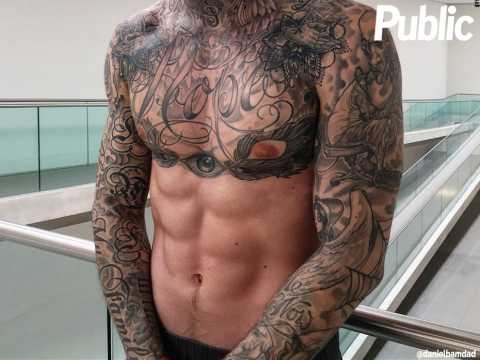 VIDEO : Vido : 5 stars qui ont succomb  un homme couvert de tattoos !