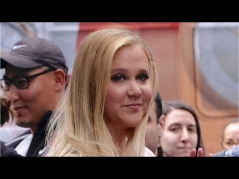 VIDEO : Amy Schumer Visits 'Judge Judy' Set
