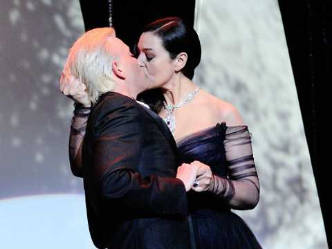 VIDEO : Cannes 2017 : Monica Bellucci montre un tton et embrasse Alex Lutz pour l'ouverture du Fest