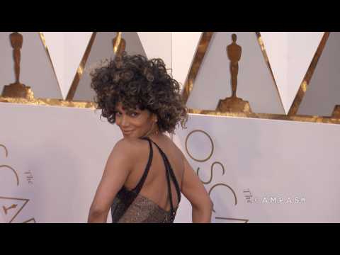 VIDEO : Halle Berry laughs off pregnancy rumors