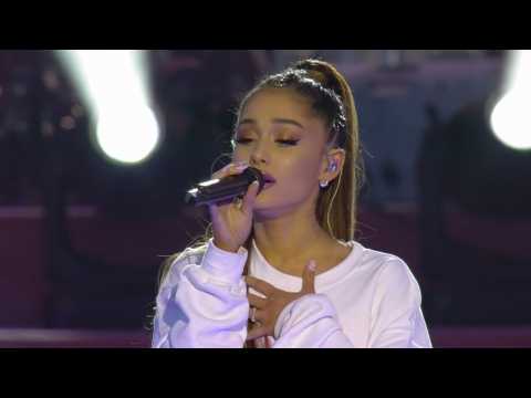 VIDEO : Ariana Grande Honors Victims With Concert