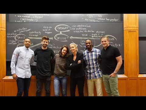 VIDEO : Piqu y Katie Holmes compaeros de clase en Harvard