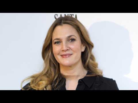 VIDEO : Drew Barrymore Puts On Her Makeup While Riding The Subway