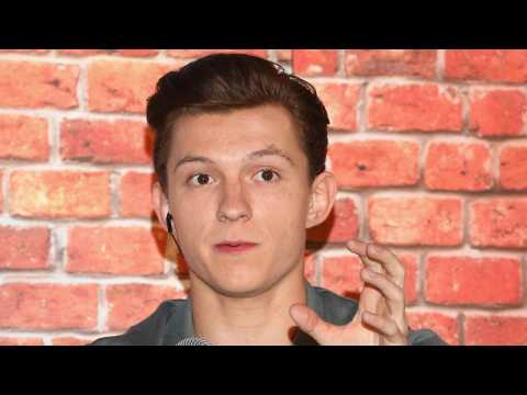 VIDEO : Tom Holland On Amazing Spider Suit