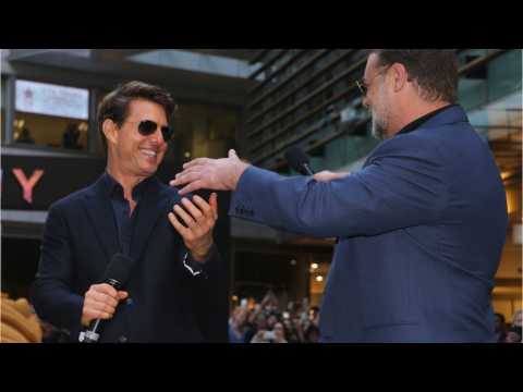 VIDEO : Tom Cruise And Russell Crowe Fight It Out On Screen